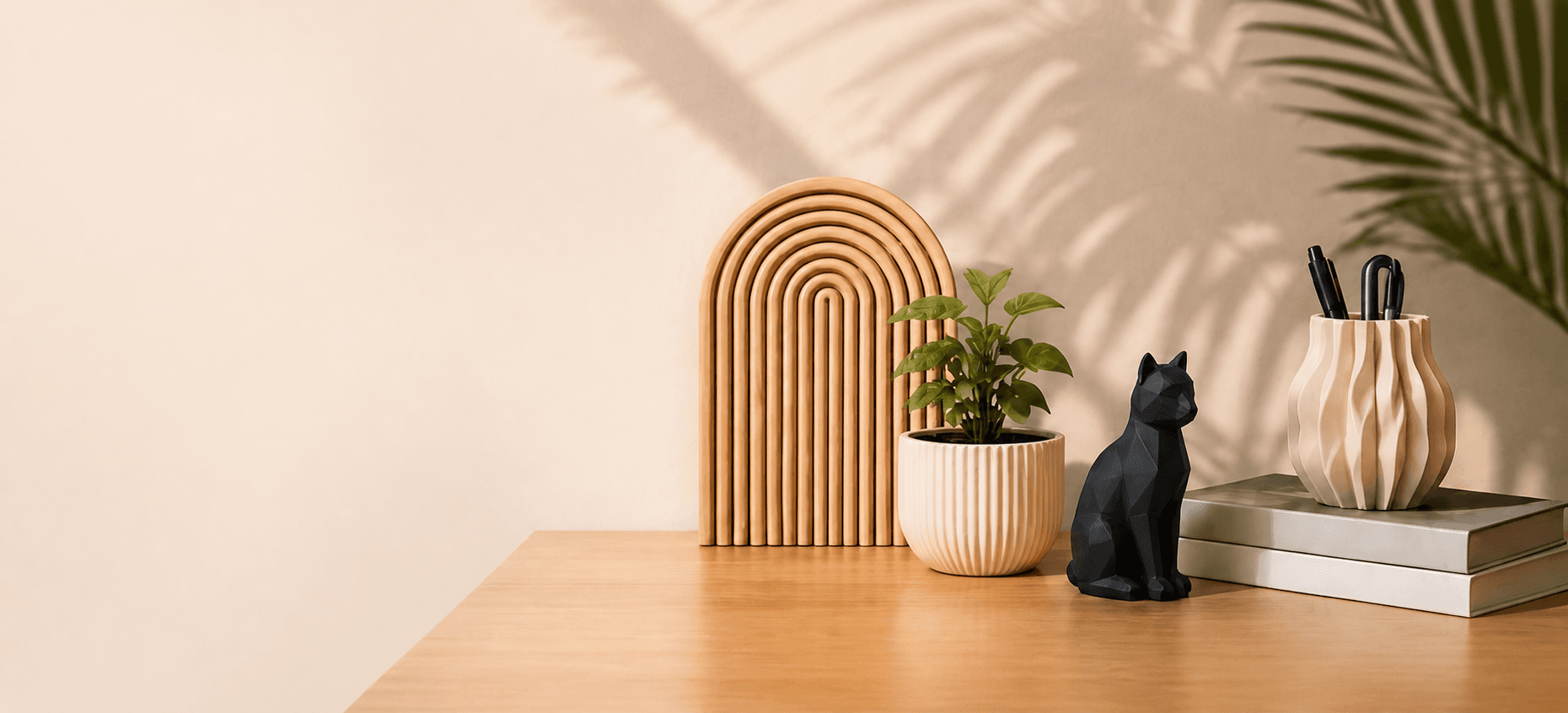 Produtos decorativos AYA sobre mesa de madeira